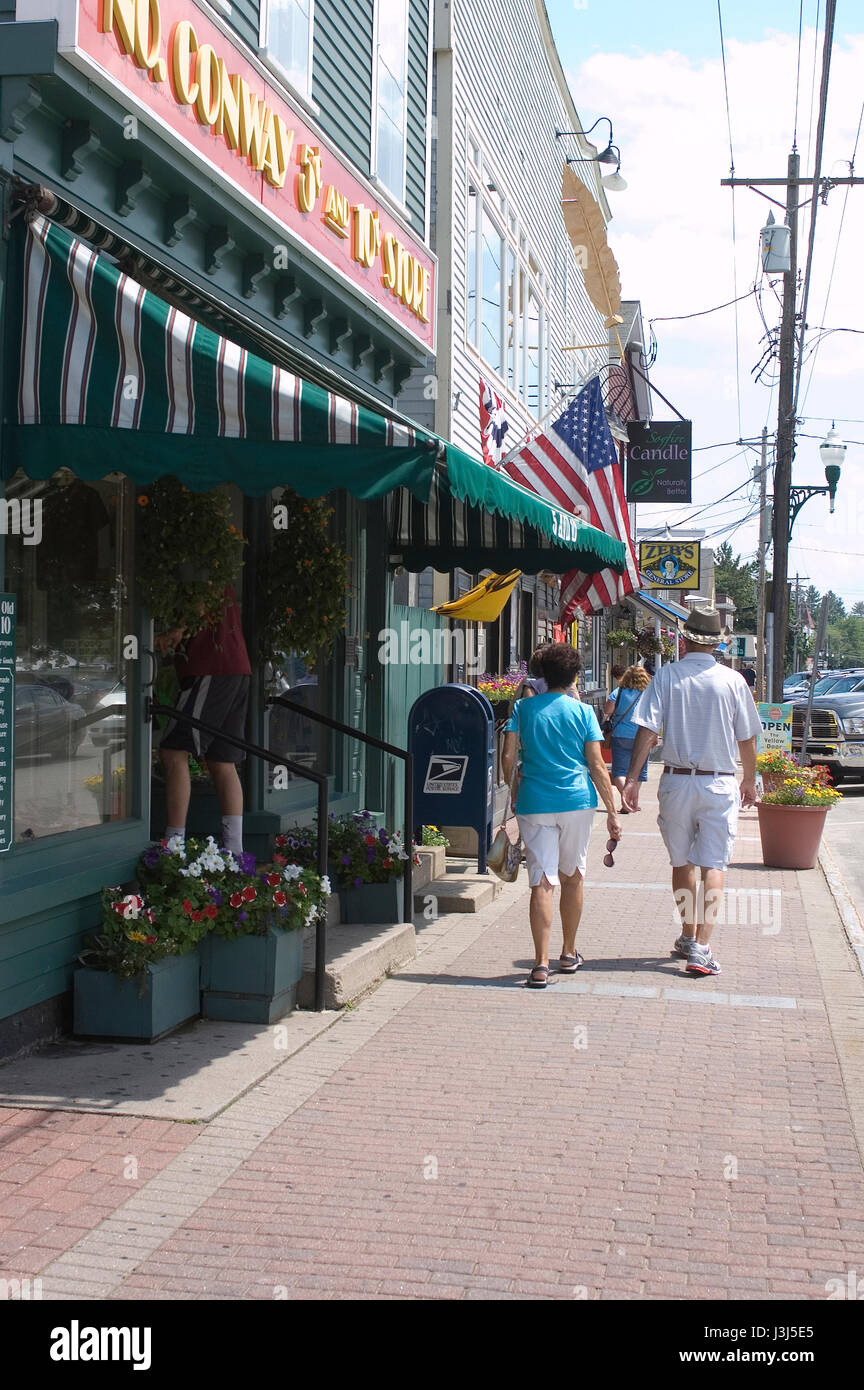 Shoppers &shoppers in North Conway New Hampshire, Usa Stock Photo