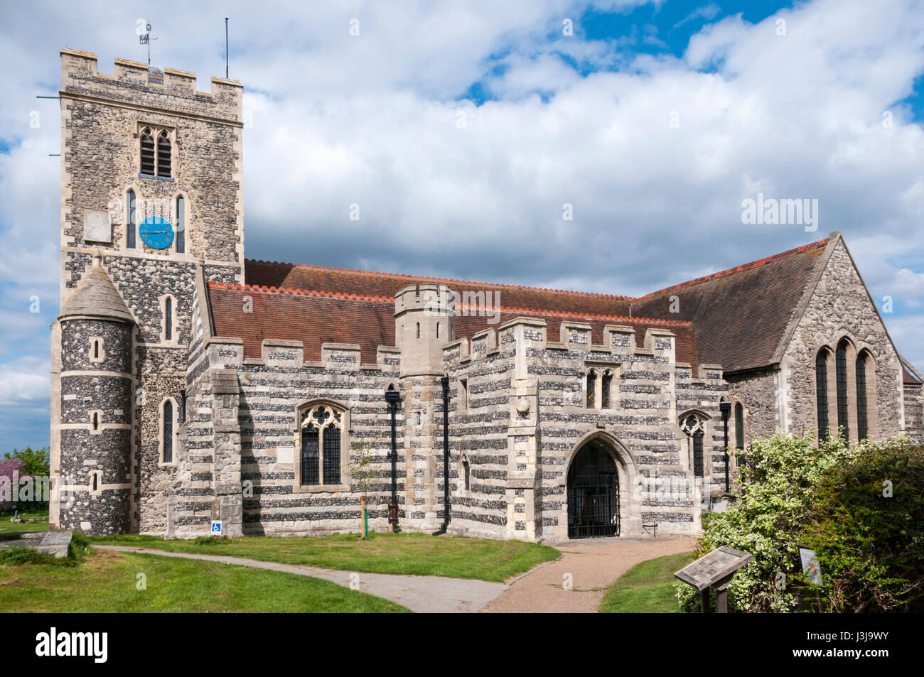 The walls of St Helen's church at Cliffe on the Hoo peninsula in Kent consist of alternating bands of ragstone and knapped flint. Stock Photo