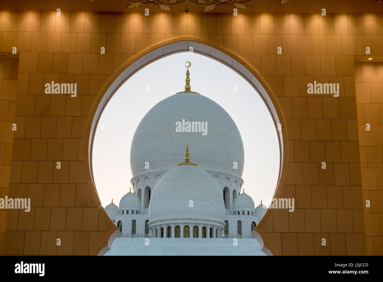 United Arab Emirates - Two mighty domes within arch of Sheikh Zayed Mosque in Abu Dhabi Stock Photo