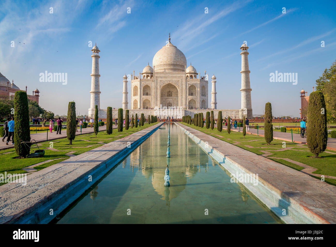 Taj Mahal white marble mausoleum built by emperor Shahjahan bears the heritage of Indian Mughal architecture. A UNESCO World heritage site. Stock Photo