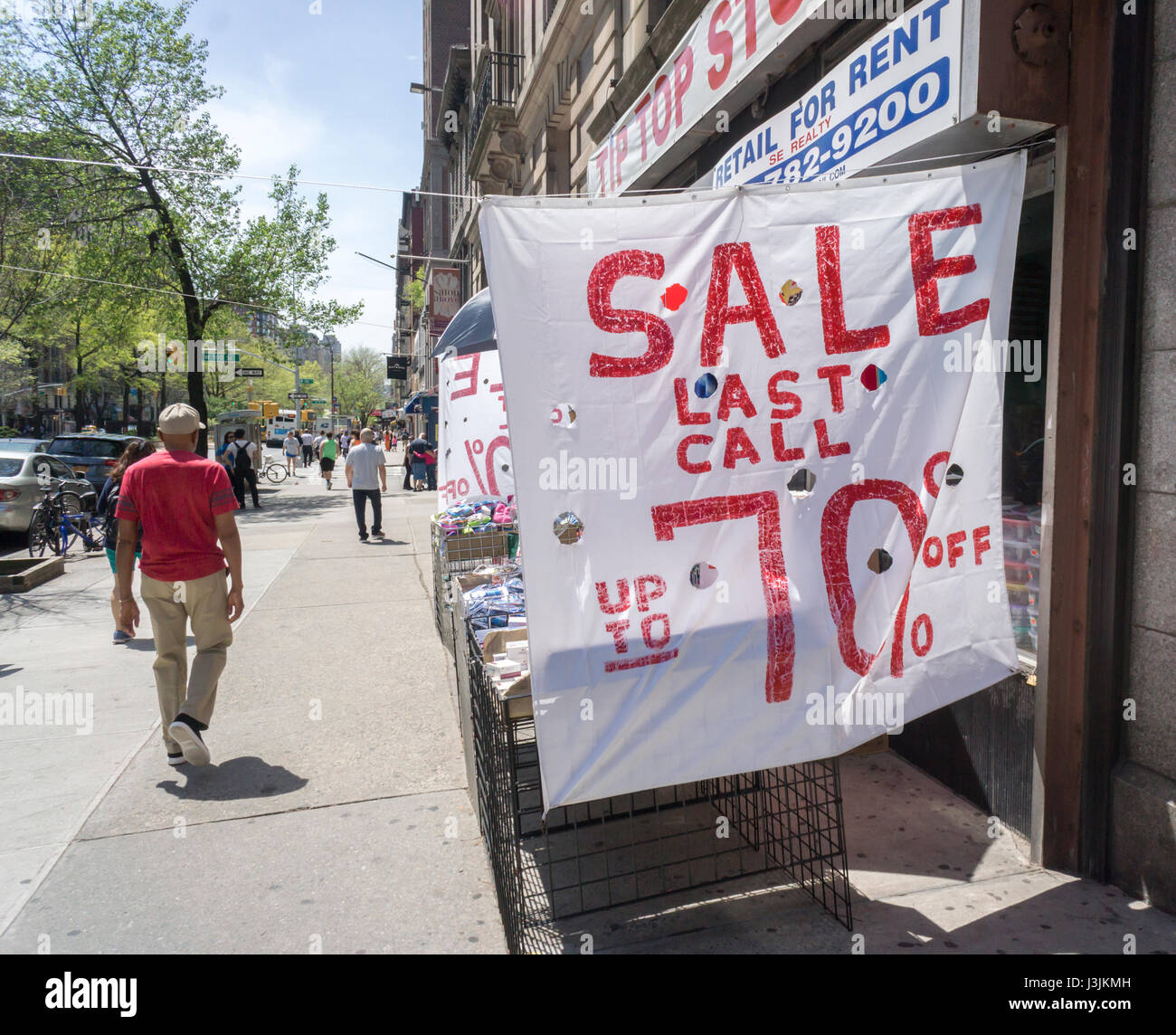 A store advertises its closing sale with a handmade sign in the Upper West Side neighborhood of New York on Saturday, April 29, 2017.  Because of consumers' shift to online shopping and the over-building of retail, storefronts are going vacant, rents are softening and landlords are more likely to offer concessions, but apparently not for this store. (© Richard B. Levine) Stock Photo