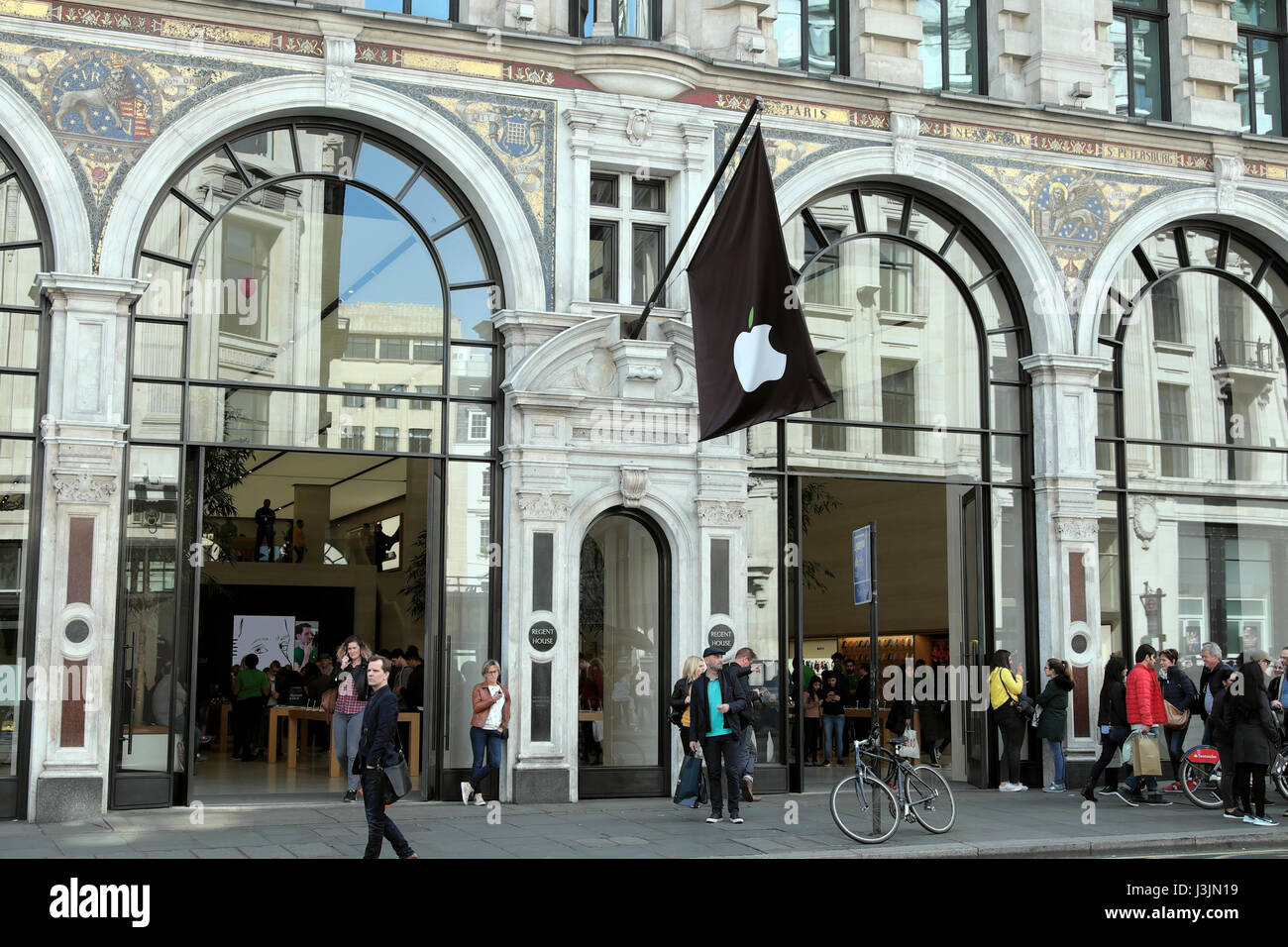 EXTERIOR VIEW OF PEOPLE OUTSIDE THE REGENTS STREET APPLE STORE IN MAYFAIR, WEST LONDON UK WC1B    KATHY DEWITT Stock Photo