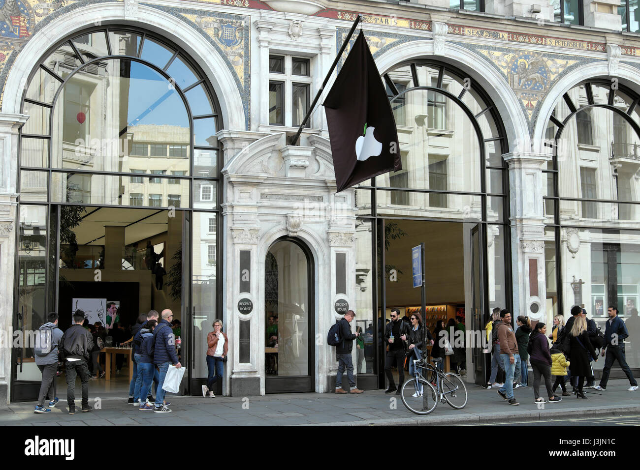 EXTERIOR VIEW OF PEOPLE OUTSIDE THE REGENTS STREET APPLE STORE IN MAYFAIR, WEST LONDON UK WC1B    KATHY DEWITT Stock Photo