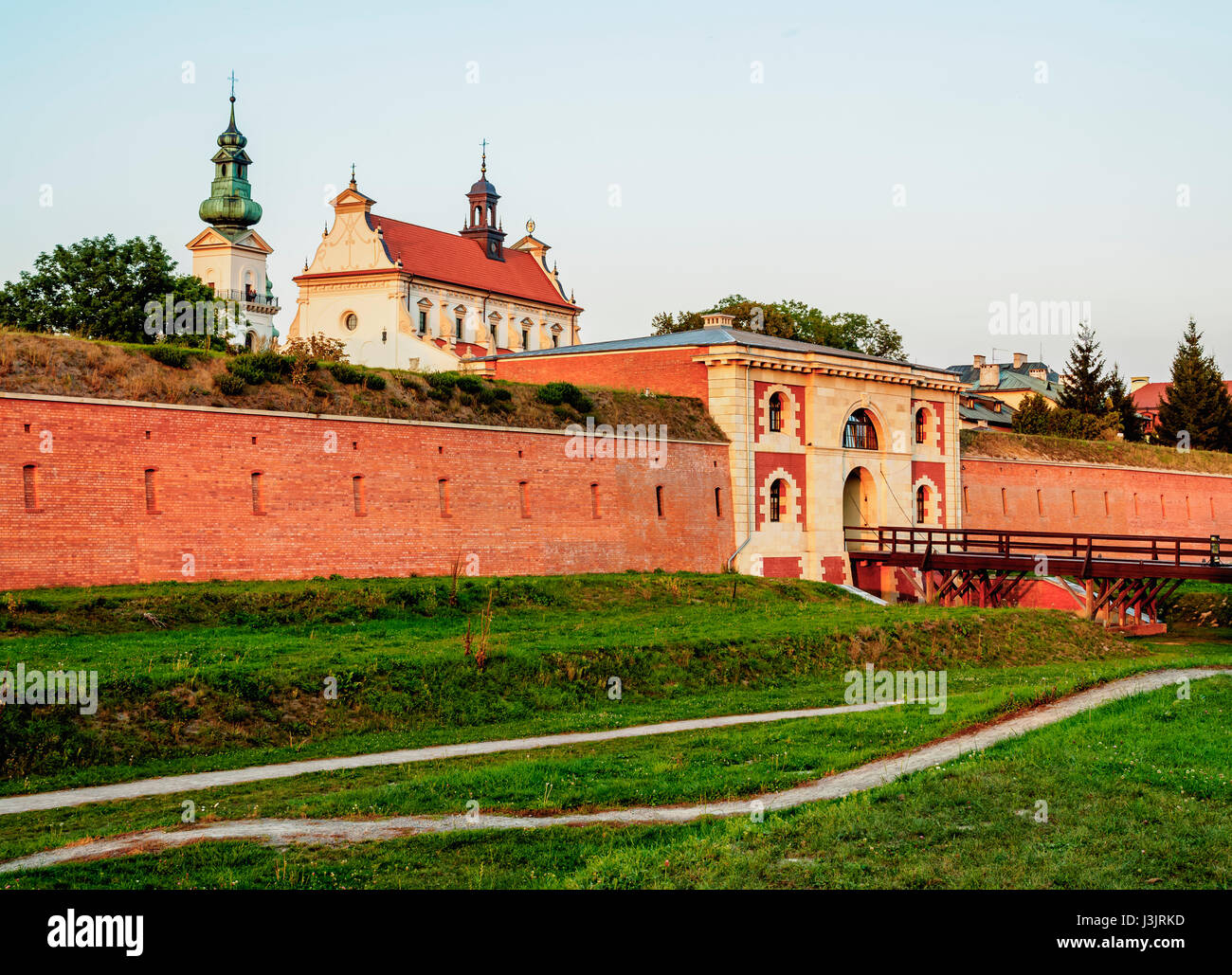 Poland, Lublin Voivodeship, Zamosc, Old Town, Szczebrzeszyn Gate and Cathedral Stock Photo