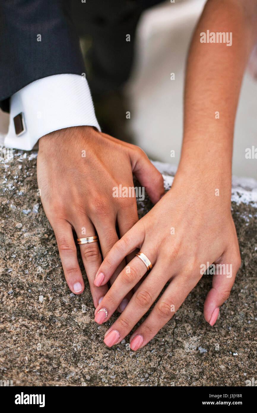 Рука жениха и невесты с обручальными