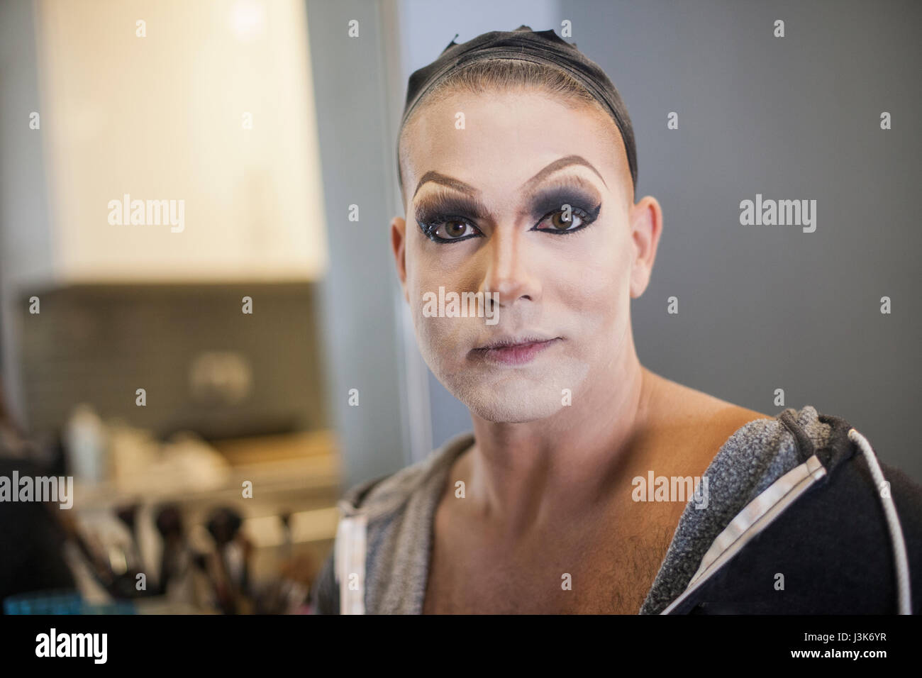 Young man applying drag makeup Stock Photo - Alamy