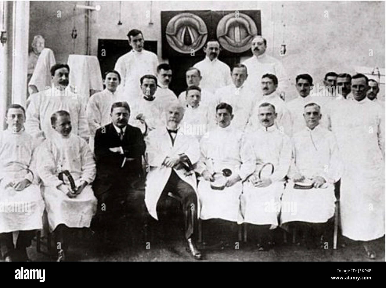 Gustav Killian in der Runde seiner Mitarbeiter 1912 Stock Photo Alamy