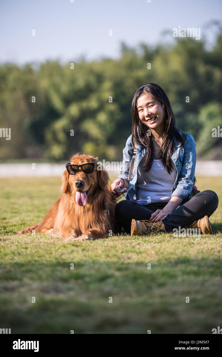 Girl and golden retriever Stock Photo - Alamy