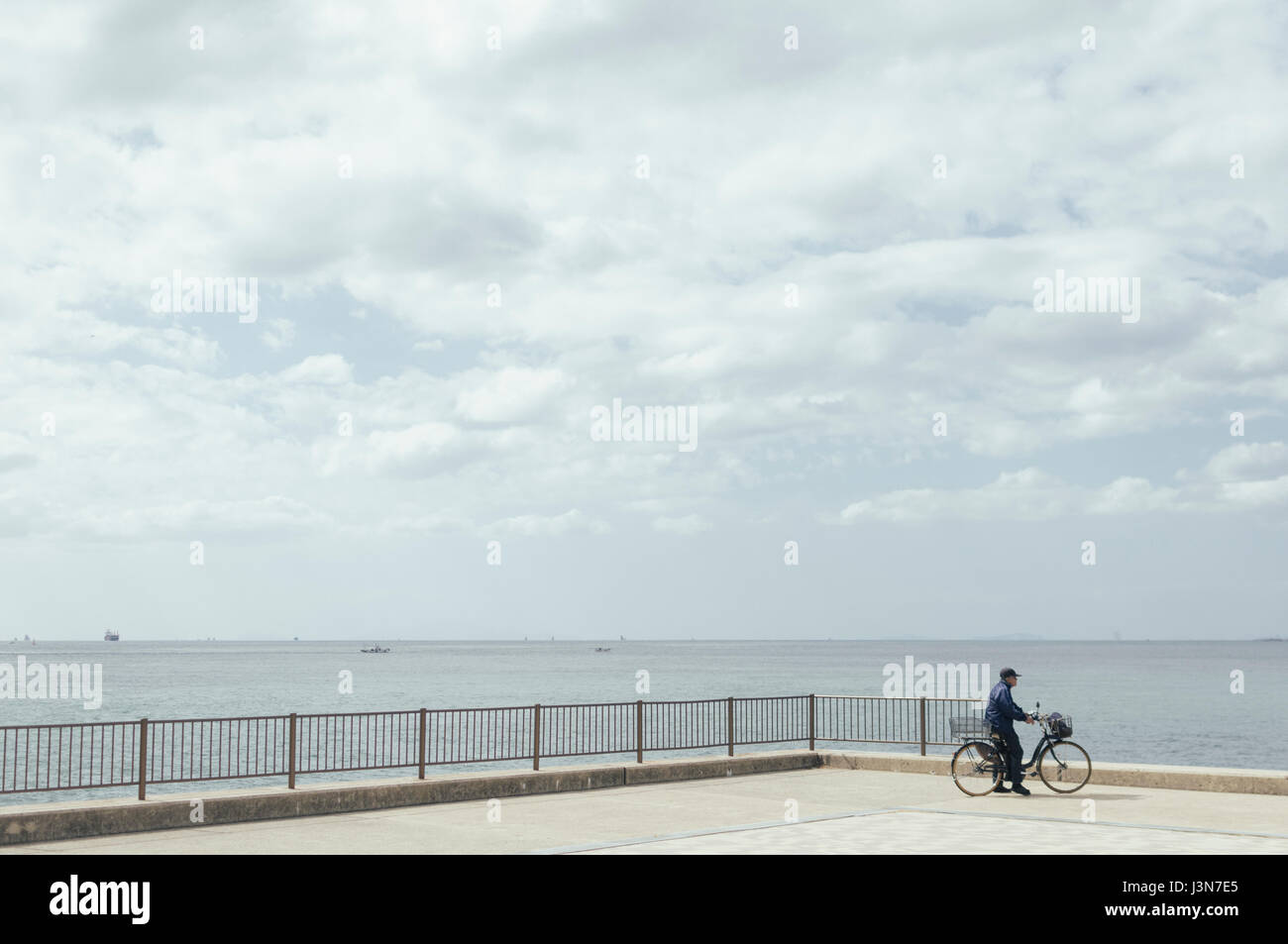 Lonely old man hi-res stock photography and images - Alamy