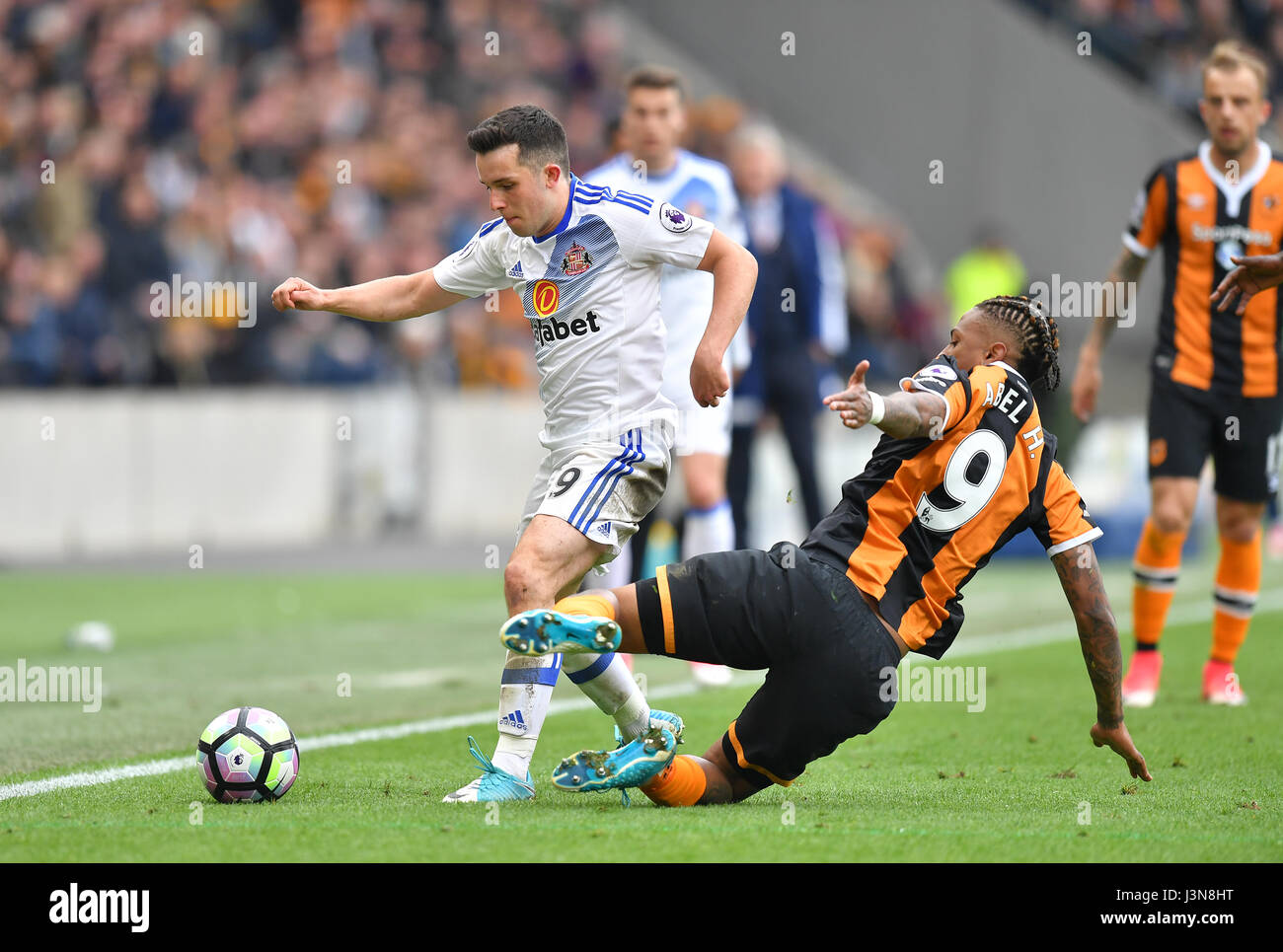 Sunderland's George Honeyman (left) and Hull City's Abel Hernandez in action during the Premier League match at the KCOM Stadium, Hull. Stock Photo