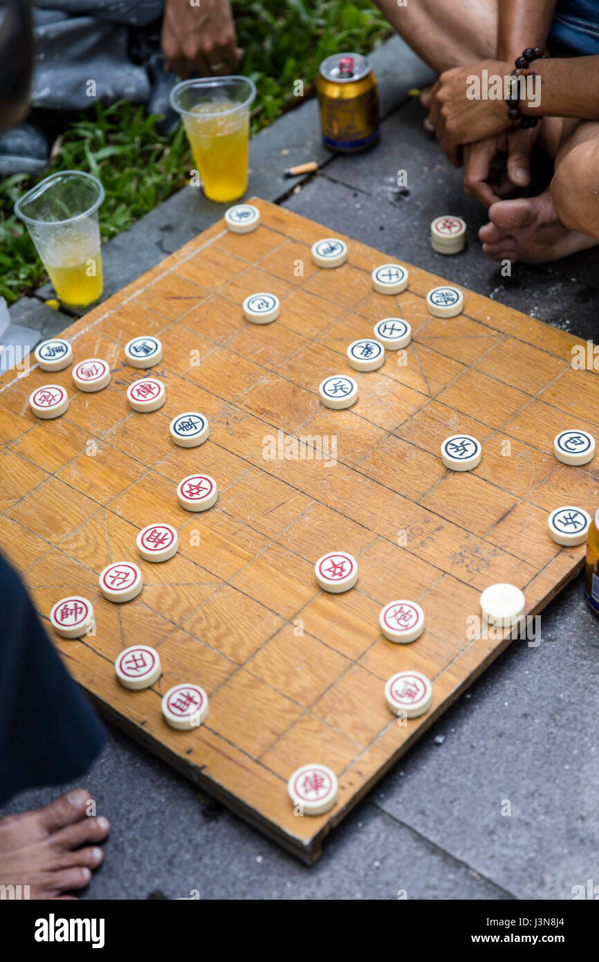 Dois Homens, Na Rua Em Hanói, Vietnã, Jogar Xiangqi, Popular Na Ásia Jogo  De Tabuleiro, Também Conhecido Como Xadrez Chinês. Foto Royalty Free,  Gravuras, Imagens e Banco de fotografias. Image 114892616