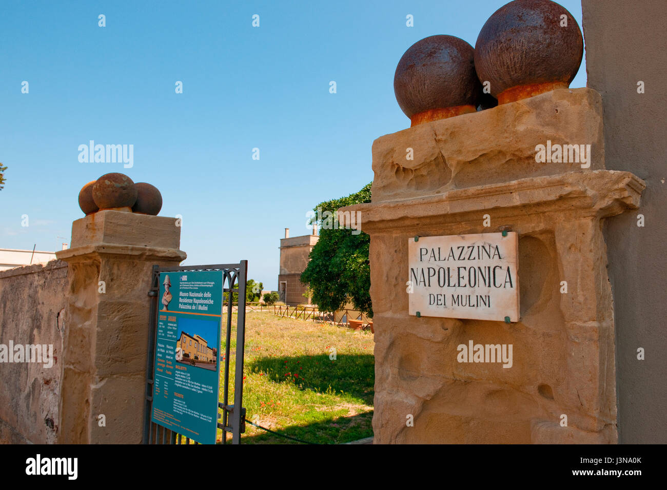 Entrance gate villa in tuscany hi-res stock photography and images - Alamy