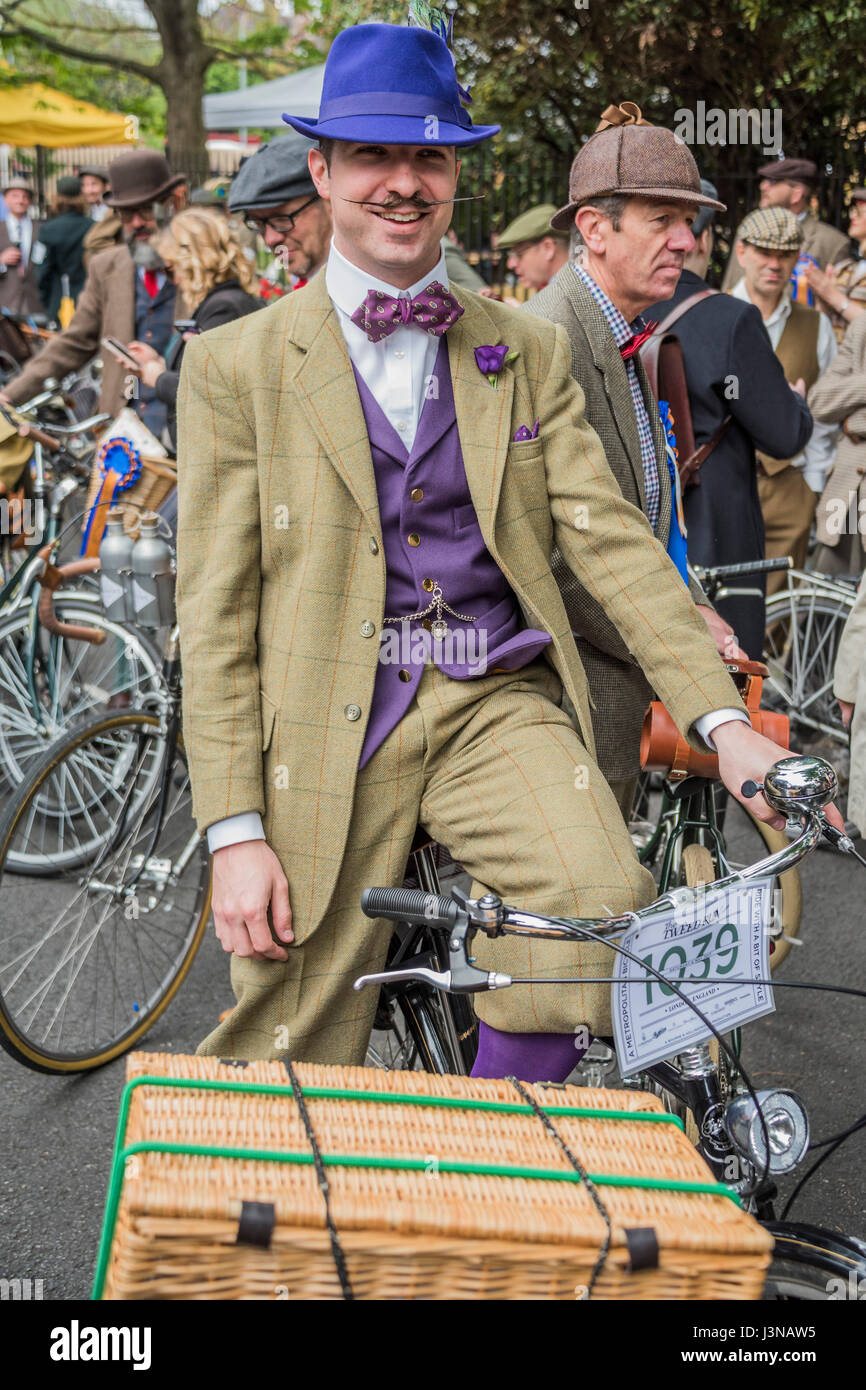 Tweed plus four suits hi-res stock photography and images - Alamy