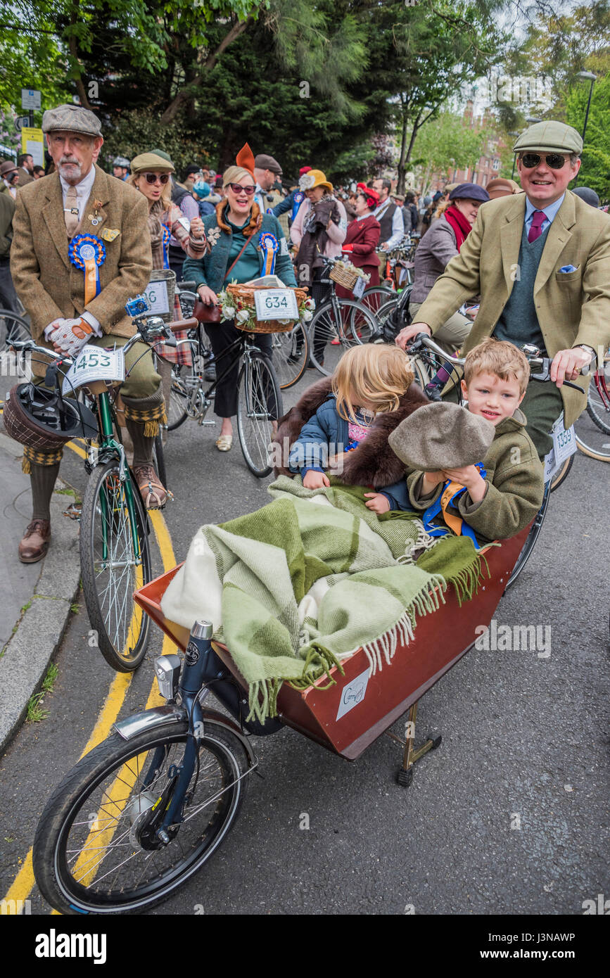 Tweed plus four suits hi-res stock photography and images - Alamy