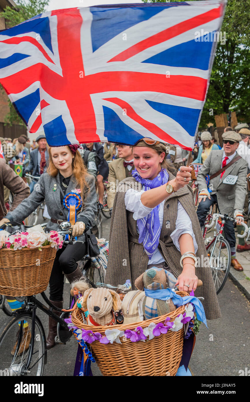 London, UK. 6th May, 2017. The Tweed Run - a group bicycle ride through ...