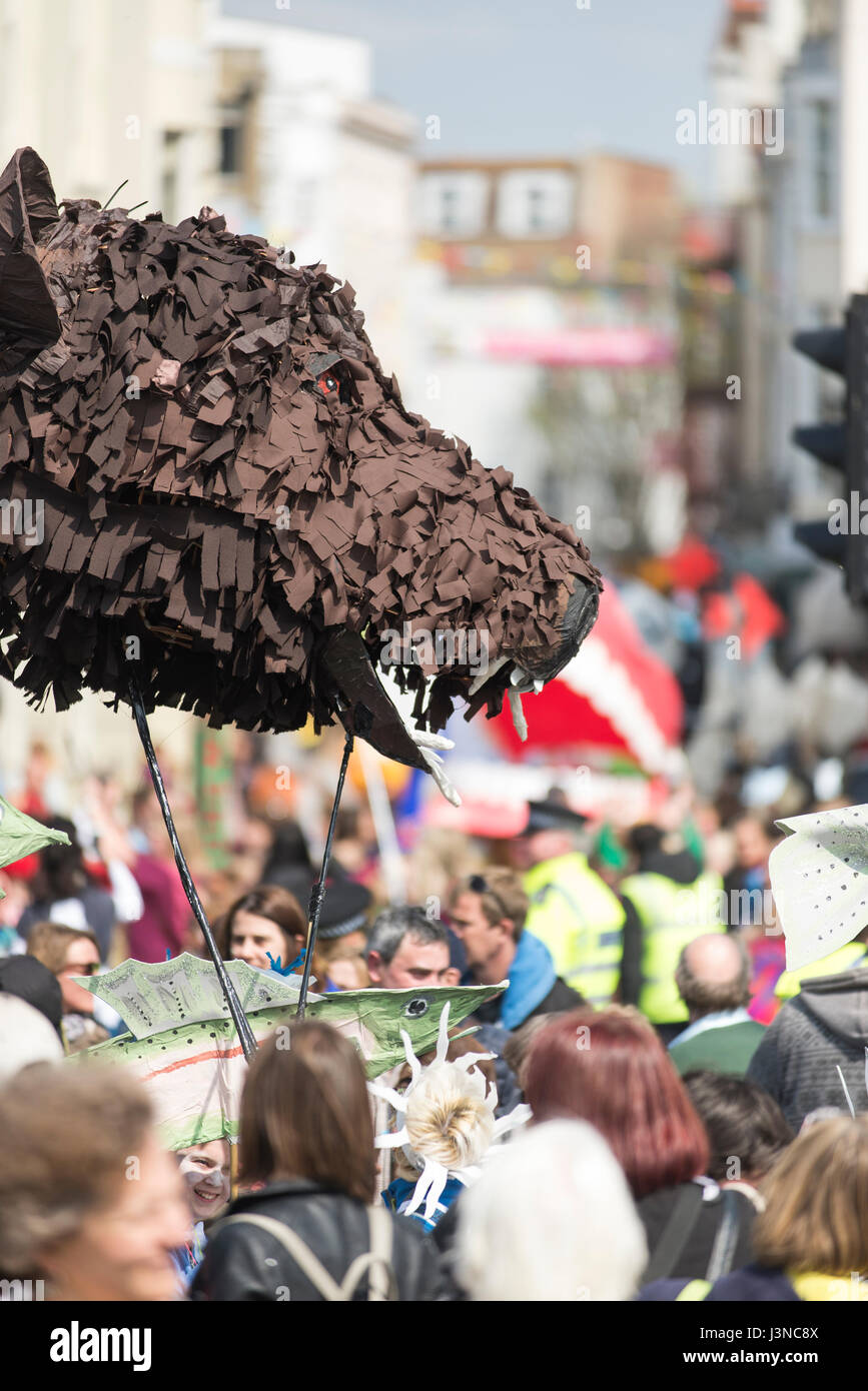 Brighton, England, Uk. 06th May, 2017. Brighton, East Sussex. 6th May 2017. Brighton's May Festival 2017 opens with bright sunshine and the annual traditional Children's Parade, a colourful and musical procession that's one of the biggest of its kind with over 5000 participants from over 80 schools. This year the theme is ‘Poetry In Motion' to coincide with 2017's guest direction of the festival by poet and spoken word artist Kate Tempest. Credit: Francesca Moore/Alamy Live News Stock Photo
