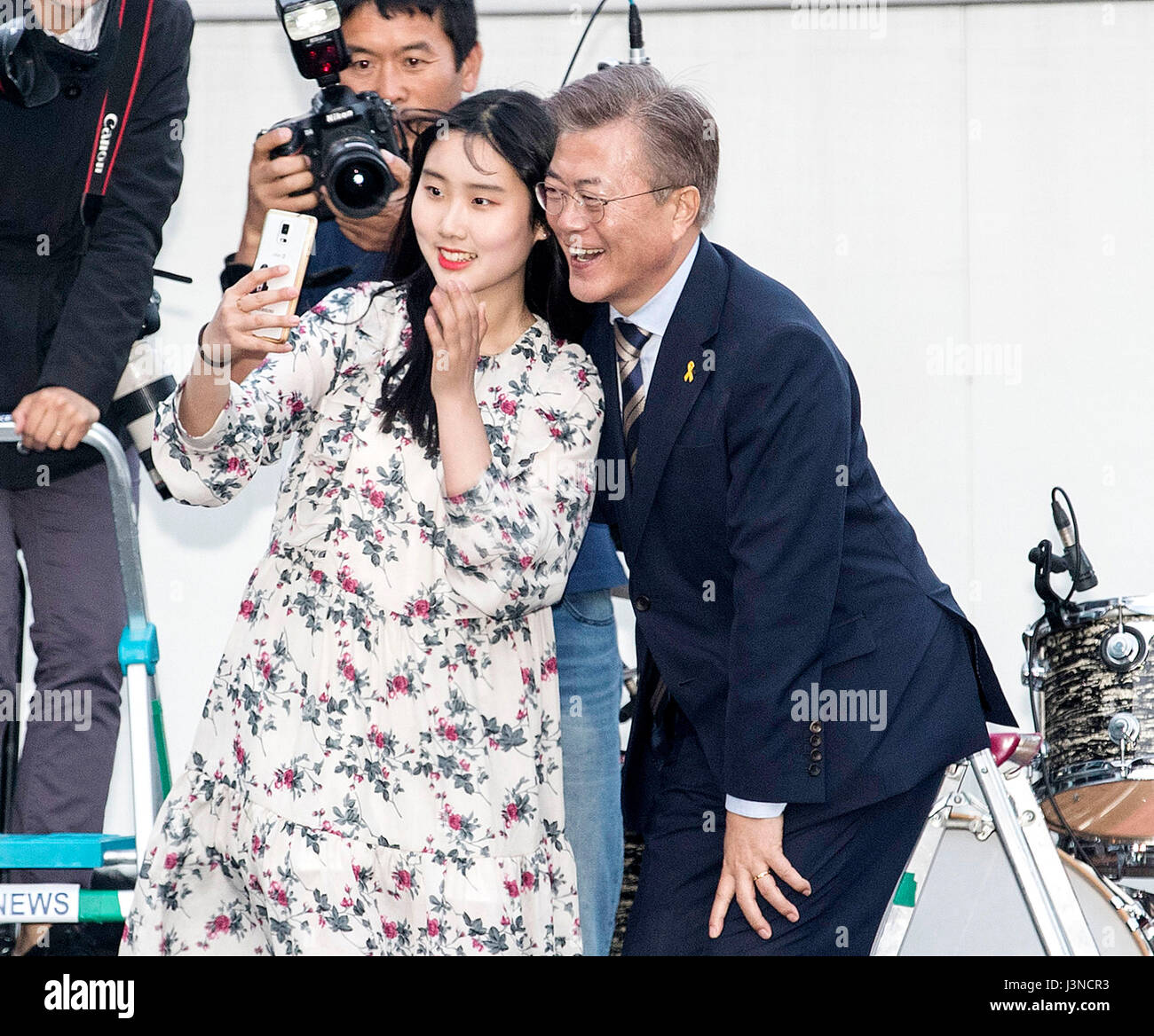Seoul, South Korea. 6th May, 2017. South Korean presidential candidate 