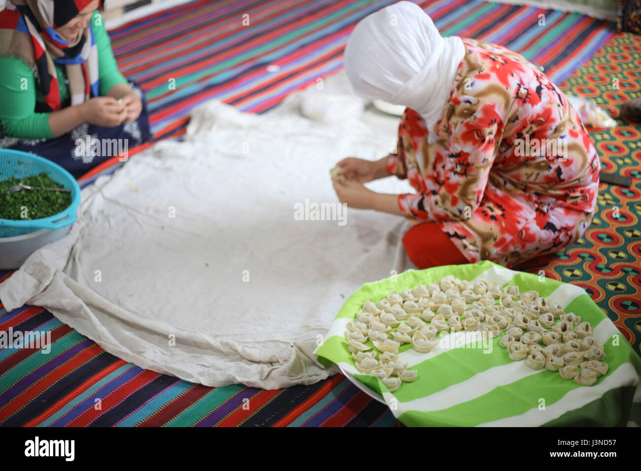(170506) -- MAZAR-E-SHARIF, May 6, 2017 (Xinhua) -- Afghan women make Ashak at home in Mazar-e-Sharif, capital of northern Balkh province, Afghanistan, April 21, 2017. The Afghan traditional food is made of chive, flour, garlic, coriander yogurt, oil, tomato and water. (Xinhua/Kobra Akbari)(rh) Stock Photo