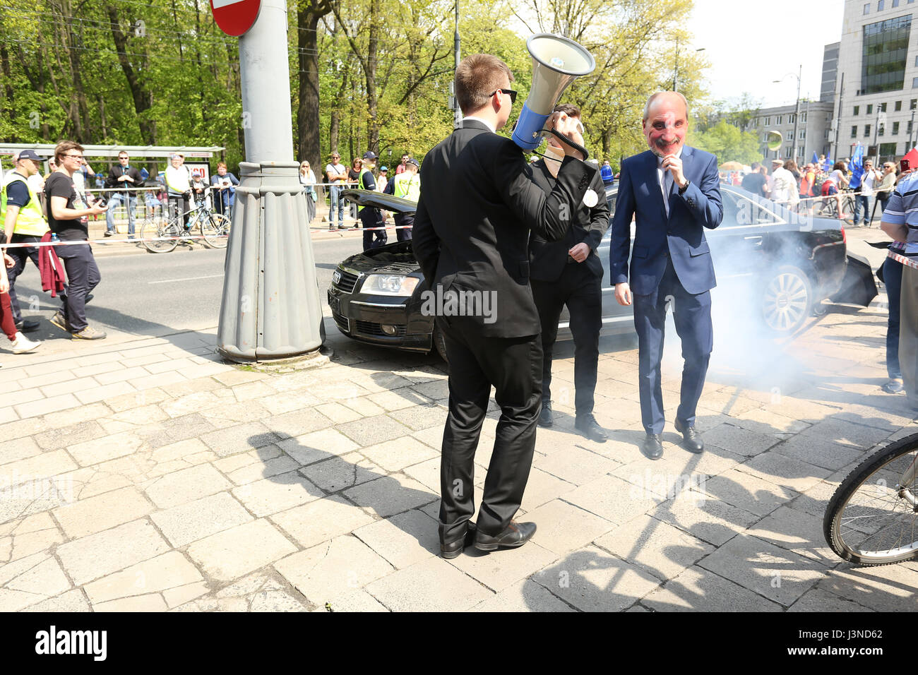 Poland, Warsaw, 6th May, 2017: March of freedom held in Warsaw to protest against government. Opposition parties 'Nowoczesna', Platforma Obywatelska', the 'Committee for the Defense of Democracy' (KOD) and several activist groups met the demonstration. ©Madeleine Ratz/Alamy Live News Stock Photo