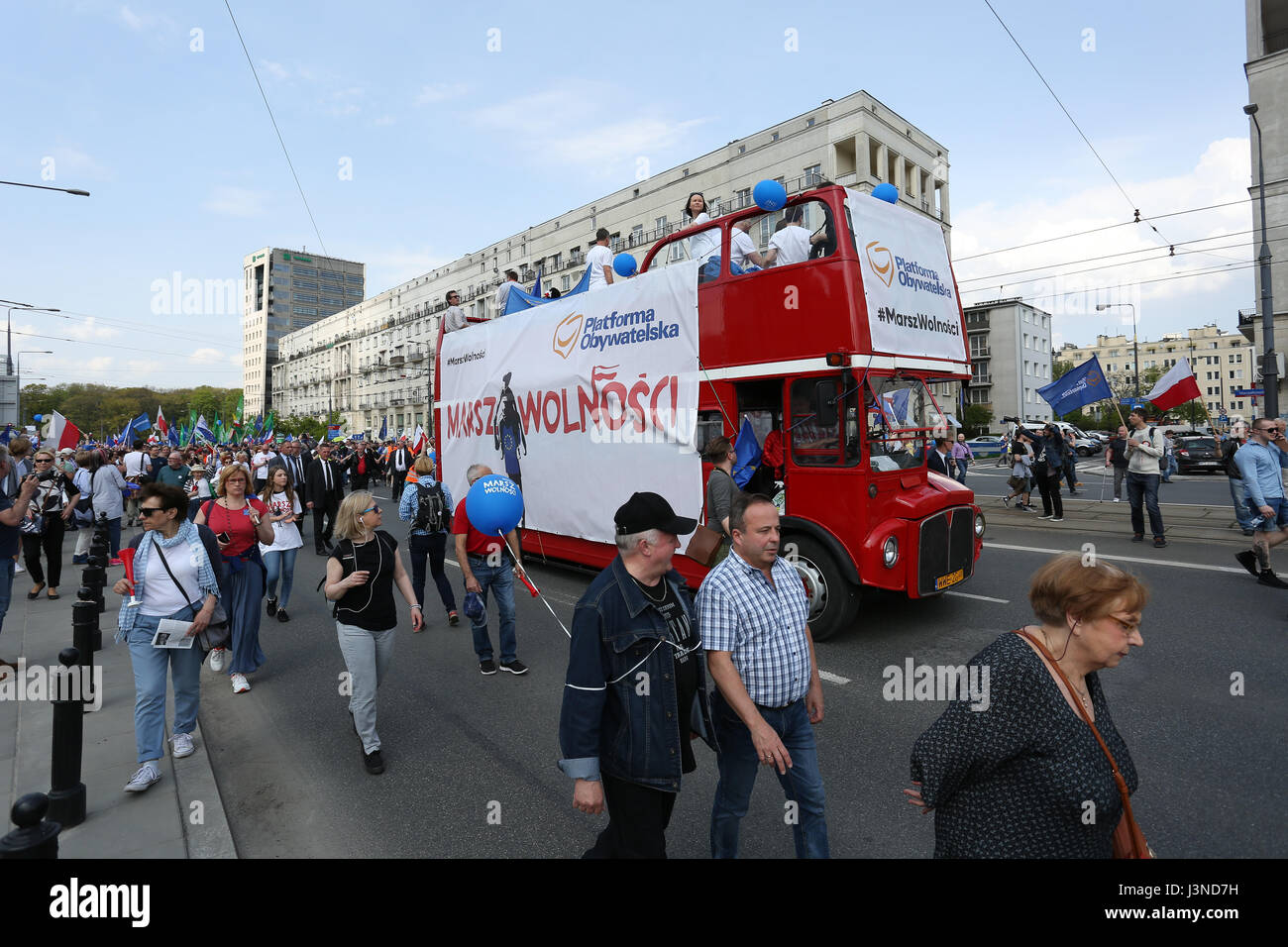 Poland, Warsaw, 6th May, 2017: March of freedom held in Warsaw to protest against government. Opposition parties 'Nowoczesna', Platforma Obywatelska', the 'Committee for the Defense of Democracy' (KOD) and several activist groups met the demonstration. ©Madeleine Ratz/Alamy Live News Stock Photo