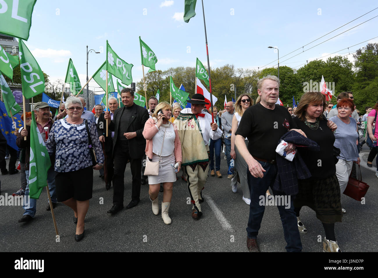 Poland, Warsaw, 6th May, 2017: March of freedom held in Warsaw to protest against government. Opposition parties 'Nowoczesna', Platforma Obywatelska', the 'Committee for the Defense of Democracy' (KOD) and several activist groups met the demonstration. ©Madeleine Ratz/Alamy Live News Stock Photo