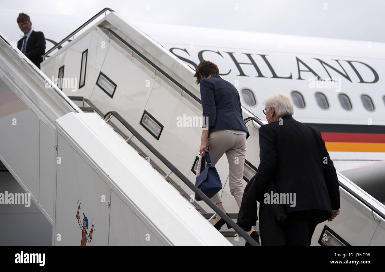 Berlin, Germany. 06th May, 2017. German President Frank-Walter Steinmeier (R) and his wife Elke Buedenbender board a government aircraft headed to Tel Aviv, Israel, in the military part of Tegel Airport in Berlin, Germany, 06 May 2017. Steinemer and his wife are on a visit to Israel and the Palestinian Autonomous Territories until 09 May 2017. Photo: Bernd von Jutrczenka/dpa/Alamy Live News Stock Photo
