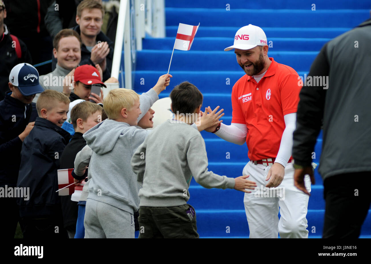 ST ALBANS, ENGLAND - May 6th, 2017: ANDY SULLIVAN, ENG high fives children as he enters the first tee arena during the GolfSixes at The Centurion Club on May 6, 2017 in St Albans, England. Credit: David Partridge/Alamy Live News Stock Photo