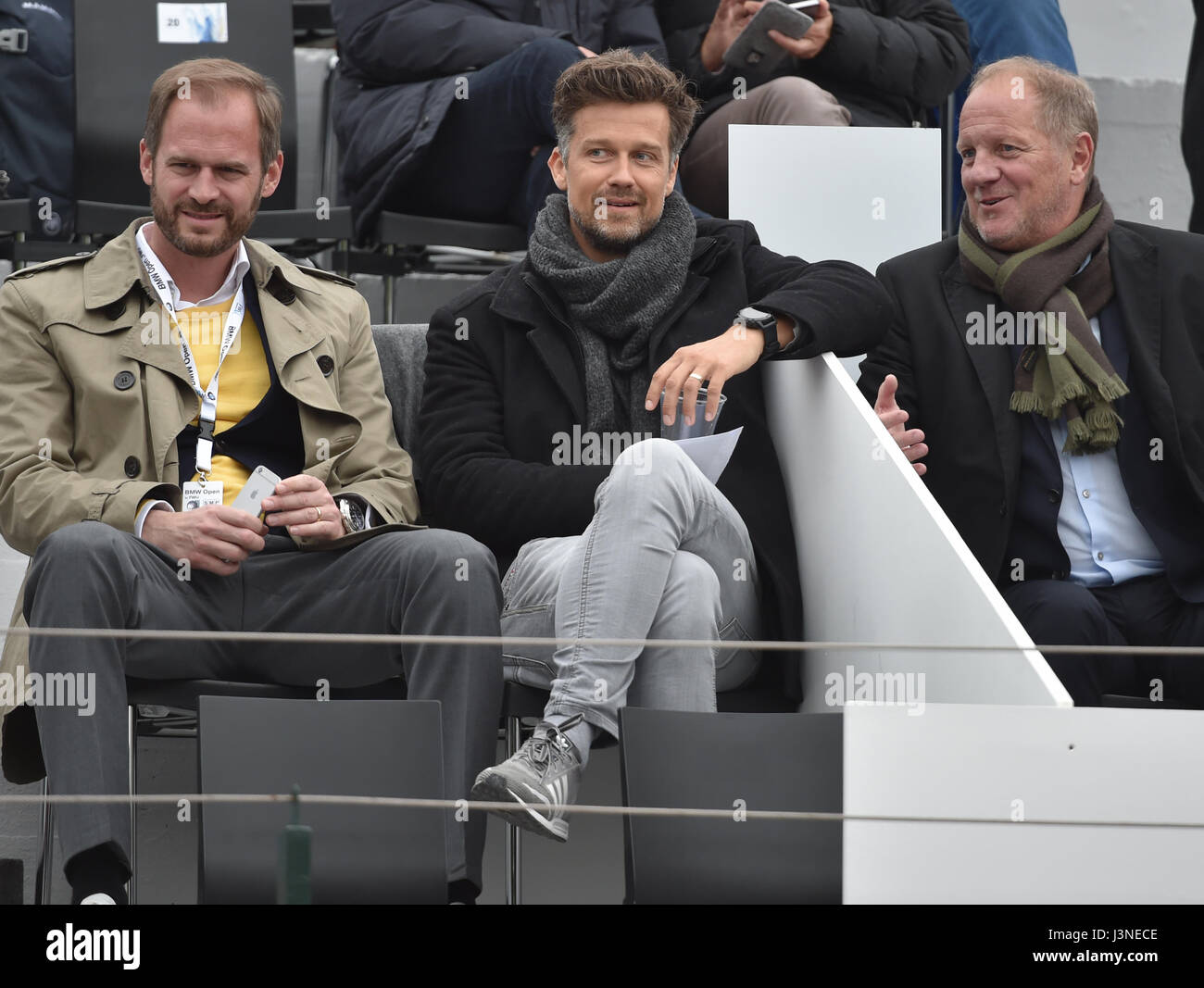 Munich, Germany. 04th May, 2017. Actor Wayne Carpendale (C) follows the Chung-Monfils men's singles game at the ATP tennis tournament in Munich, Germany, 04 May 2017. Photo: Angelika Warmuth/dpa/Alamy Live News Stock Photo