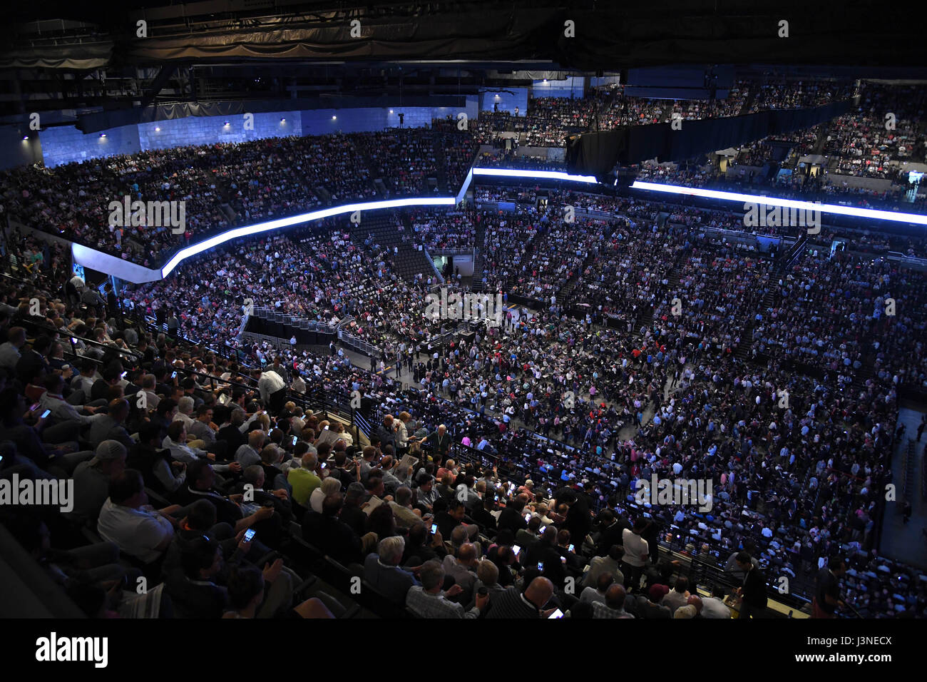 Omaha, USA. 6th May, 2017. Shareholders attend Warren Buffett's Berkshire Hathaway Annual Meeting in Omaha, Nebraska, the United States, May 6, 2017. The event attracts more than 40,000 shareholders from around the world as well as a wide variety of media outlets to Omaha every year. Credit: Yin Bogu/Xinhua/Alamy Live News Stock Photo