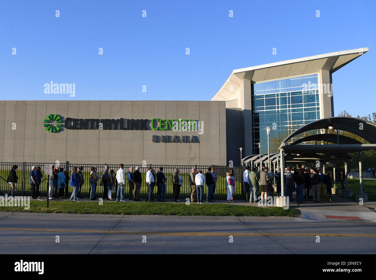 Omaha, USA. 6th May, 2017. Shareholders line to enter CenturyLink Center for Warren Buffett's Berkshire Hathaway Annual Meeting in Omaha, Nebraska, the United States, May 6, 2017. The event attracts more than 40,000 shareholders from around the world as well as a wide variety of media outlets to Omaha every year. Credit: Yin Bogu/Xinhua/Alamy Live News Stock Photo