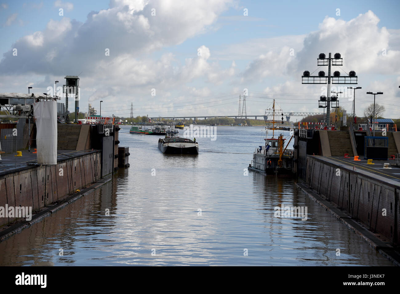 Brunsbuettel, Germany. 26th Apr, 2017. View of one of the two 'smaller' sluices of the Kiel Canal in Brunsbuettel, Germany, 26 April 2017. A fifth lock chamber is currently being built for some 500 million euros. Several million cubic metres of soil are being moved for this purpose. The 350-metre-long device is scheduled to be completed by late 2020. Photo: Carsten Rehder/dpa/Alamy Live News Stock Photo