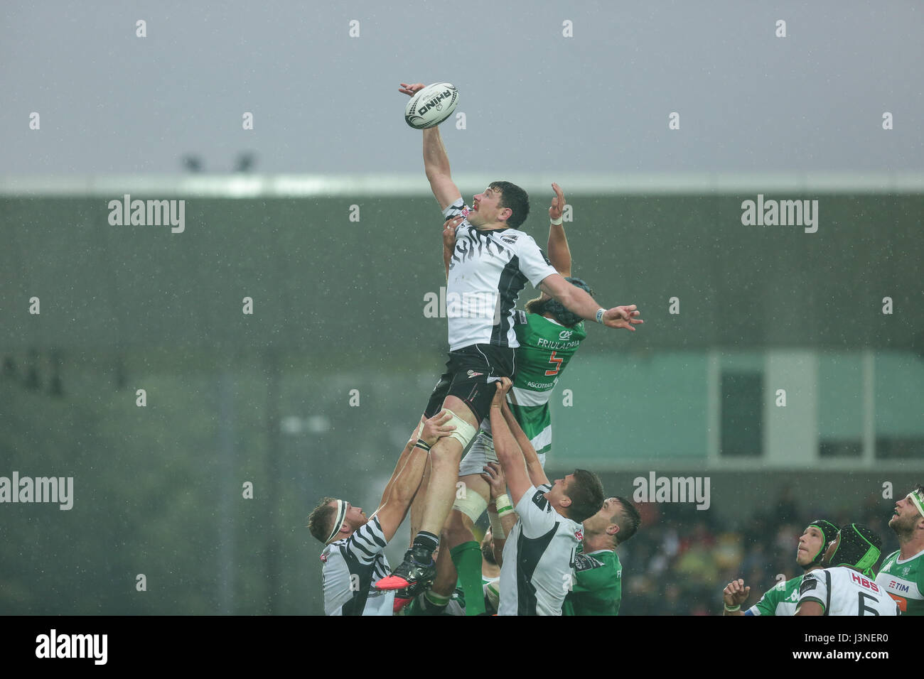 Parma,Italy.06th May, 2017. Zebre's second row George Biagi tries to catch the ball in touch in the match against Benetton in Guinness Pro12©Massimiliano Carnabuci/Alamy news Stock Photo