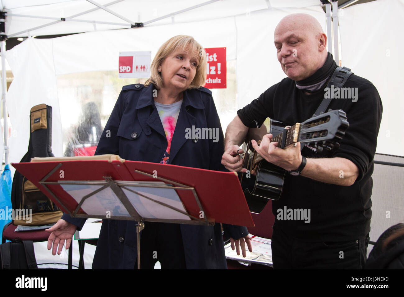 Mülheim-Ruhr, Germany. 6 May 2017. Hannelore Kraft, Prime Minister of North Rhine-Westphalia, signing along to the music  with Hartmut Kremer whilst election campaigning for the Landtag parliament of North Rhine-Westphalia in the town cenre of Mulheim an der Ruhr. Photo: Vibrant Pictures/Alamy Live News Stock Photo