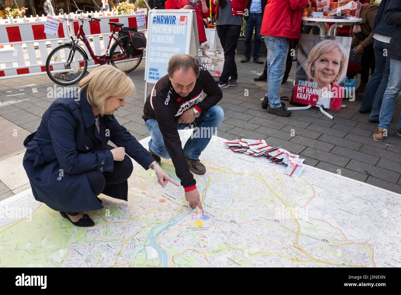 Mülheim-Ruhr, Germany. 6 May 2017. Hannelore Kraft, Prime Minister of North Rhine-Westphalia, election campaigning for the Landtag parliament of North Rhine-Westphalia in the town cenre of Mulheim an der Ruhr. Photo: Vibrant Pictures/Alamy Live News Stock Photo