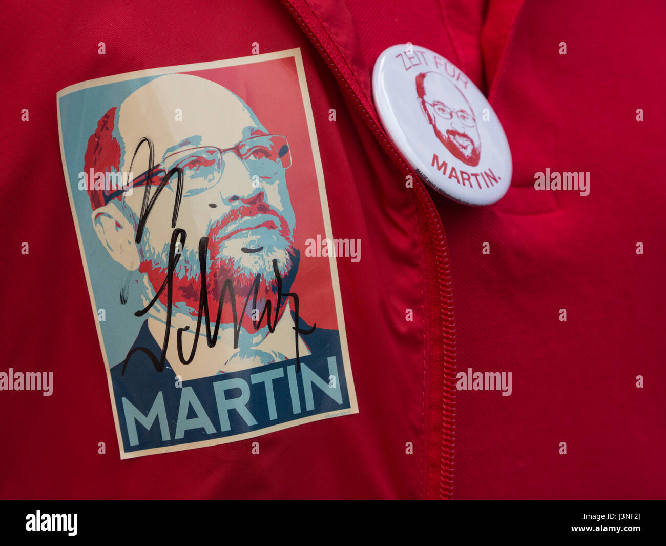 Mülheim-Ruhr, Germany. 6 May 2017. Signed picture of Martin Schulz. Hannelore Kraft, Prime Minister of North Rhine-Westphalia, and Martin Schulz, SPD candidate for the German Chancellorship, election campaigning for the Landtag parliament of North Rhine-Westphalia in the town cenre of Mulheim an der Ruhr. Photo: Vibrant Pictures/Alamy Live News Stock Photo