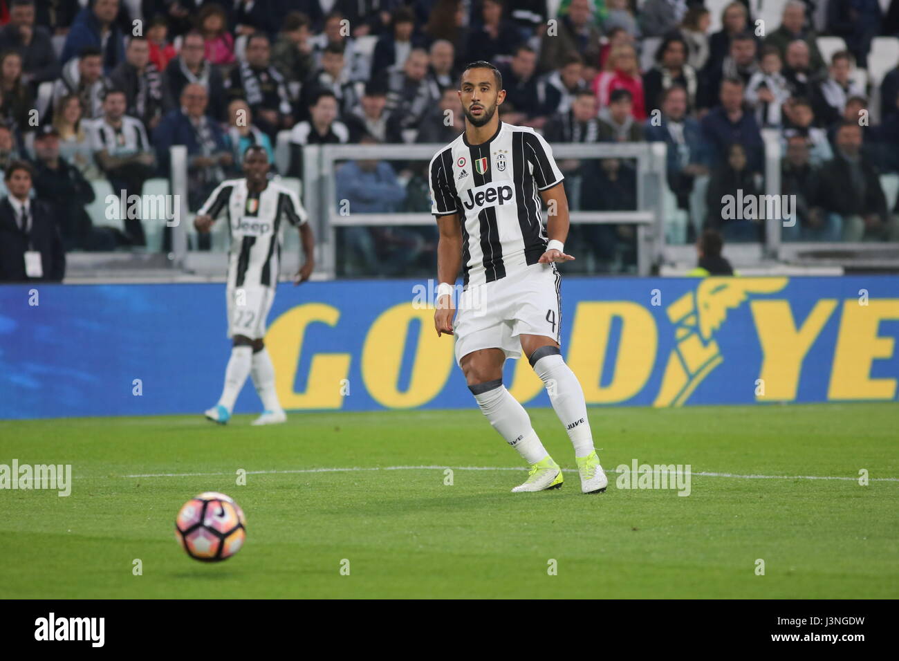 Turin, Italy. 6th May, 2017. Mehdi Benatia (Juventus FC) in action during the Serie A football match between Juventus FC and Torino FC  at Juventus Stadium on may 06, 2017 in Turin, Italy. Credit: Massimiliano Ferraro/Alamy Live News Stock Photo