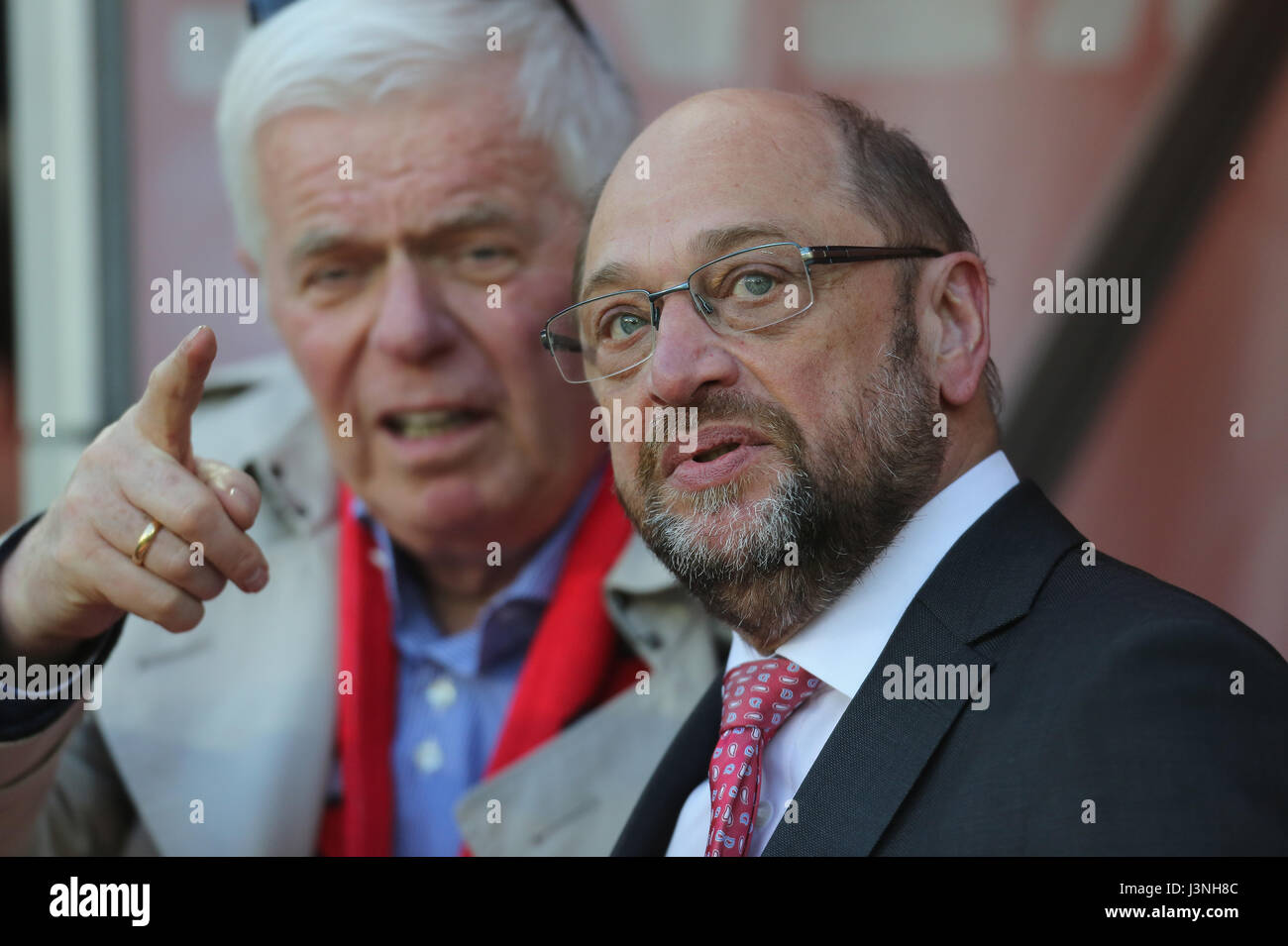 Cologne, Germany, 5th May 2017, Bundesliga matchday 32, 1. FC Koeln vs Werder Bremen: Social democratic candidate for Chancellorship Martin Schulz (R) stands beside FC Cologne club president Werner Spinner (Koeln).         Credit: Juergen Schwarz/Alamy Live News Stock Photo