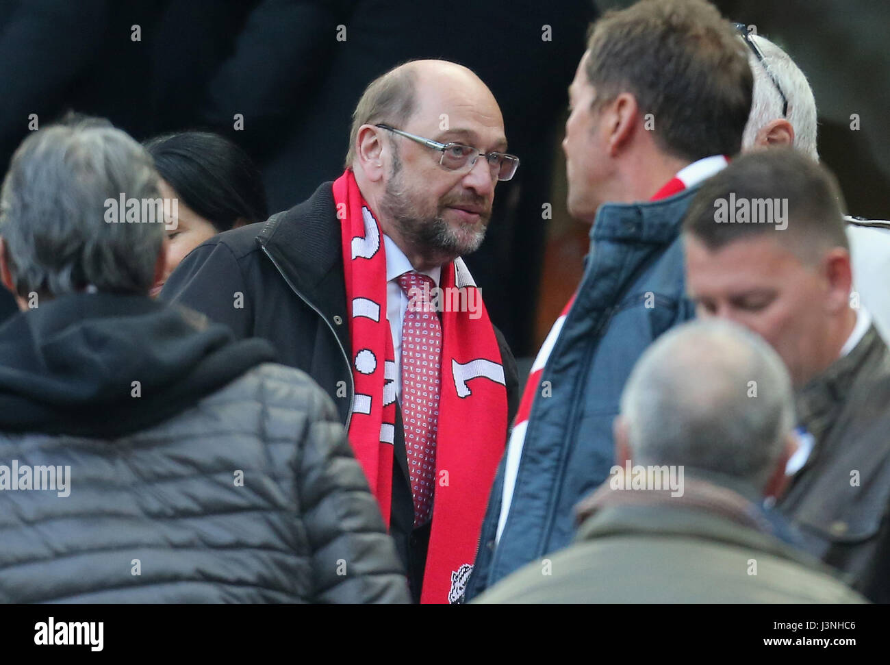 Cologne, Germany, 5th May 2017, Bundesliga matchday 32, 1. FC Koeln vs Werder Bremen: Social democratic candidate for Chancellorship Martin Schulz (C) wears a Cologne scarf.       Credit: Juergen Schwarz/Alamy Live News Stock Photo