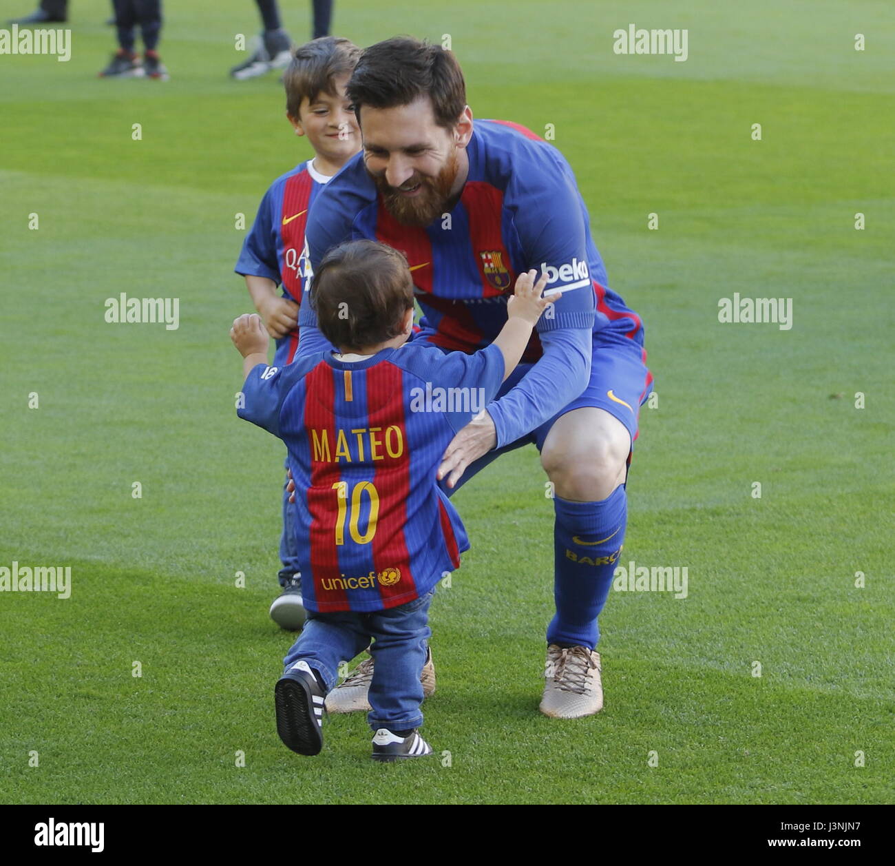 Barcelona, Spain. 6th May, 2017. FC Barcelona's Lionel Messi, with his ...