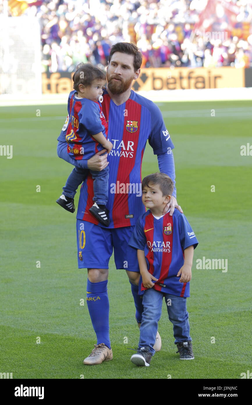 Barcelona, Spain. 6th May, 2017. FC Barcelona's Lionel Messi, with his