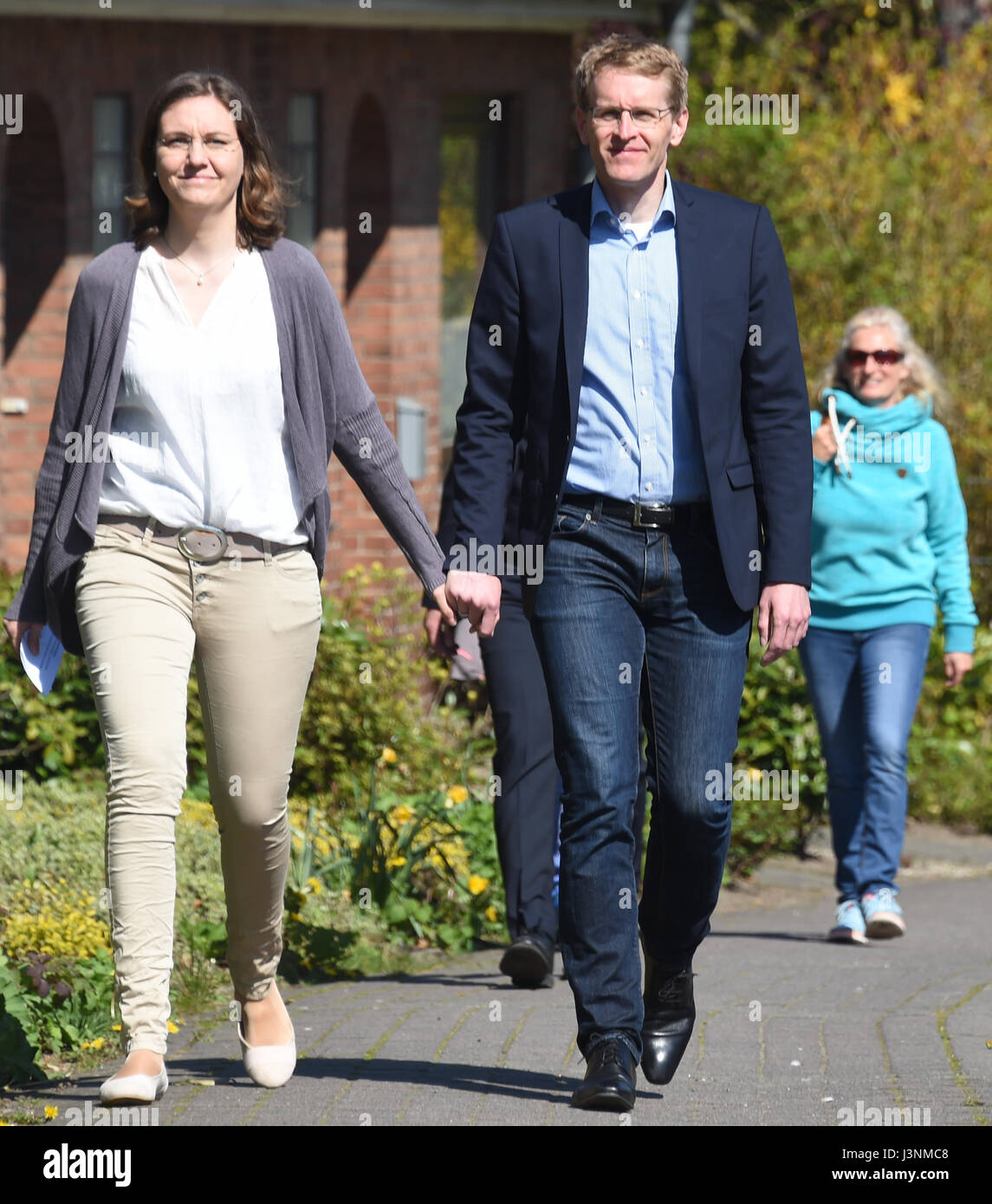 Eckernfoerde, Germany. 7th May, 2017. Daniel Guenther, leading candidate of  the CDU party, and his wife Anke arrive at a polling station in  Eckernfoerde, Germany, 7 May 2017. 2.32 million elligible voters