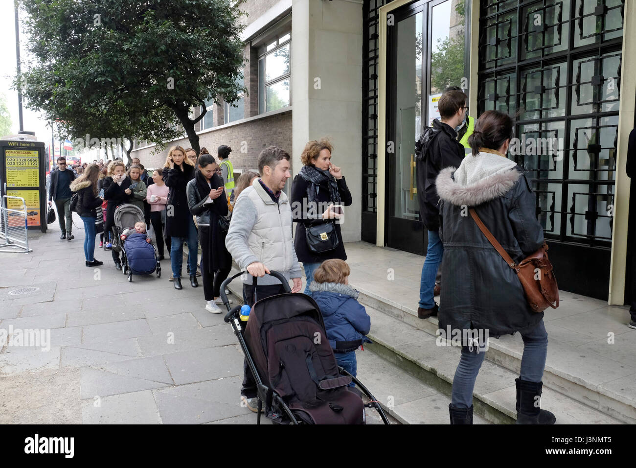 London, UK, 7th May 2017. French citizens residents in London queue to vote for the second round of the presidential elections. Credit: Yanice Idir / Alamy Live News Stock Photo