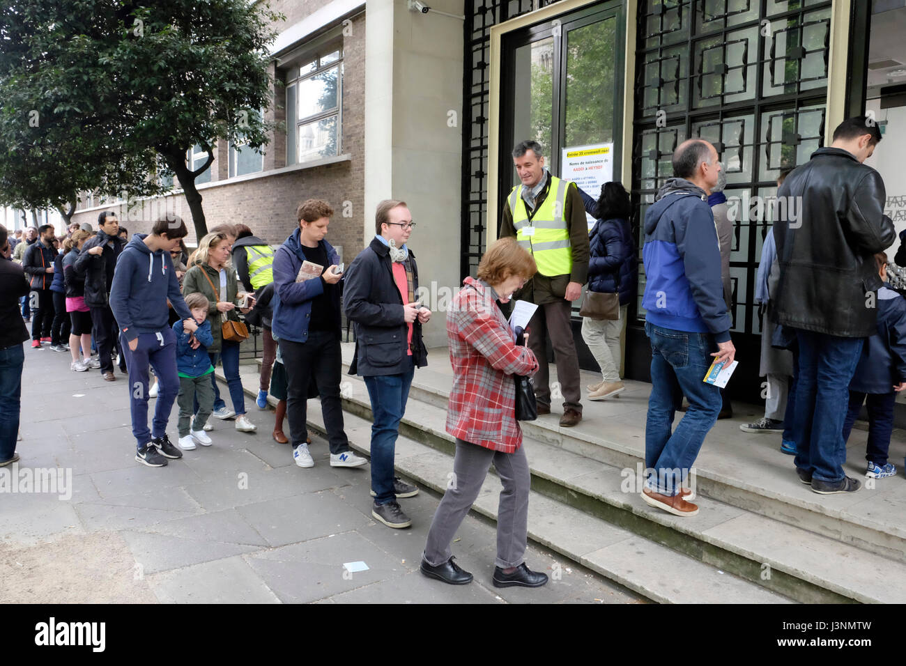 London, UK, 7th May 2017. French citizens residents in London queue to vote for the second round of the presidential elections. Credit: Yanice Idir / Alamy Live News Stock Photo