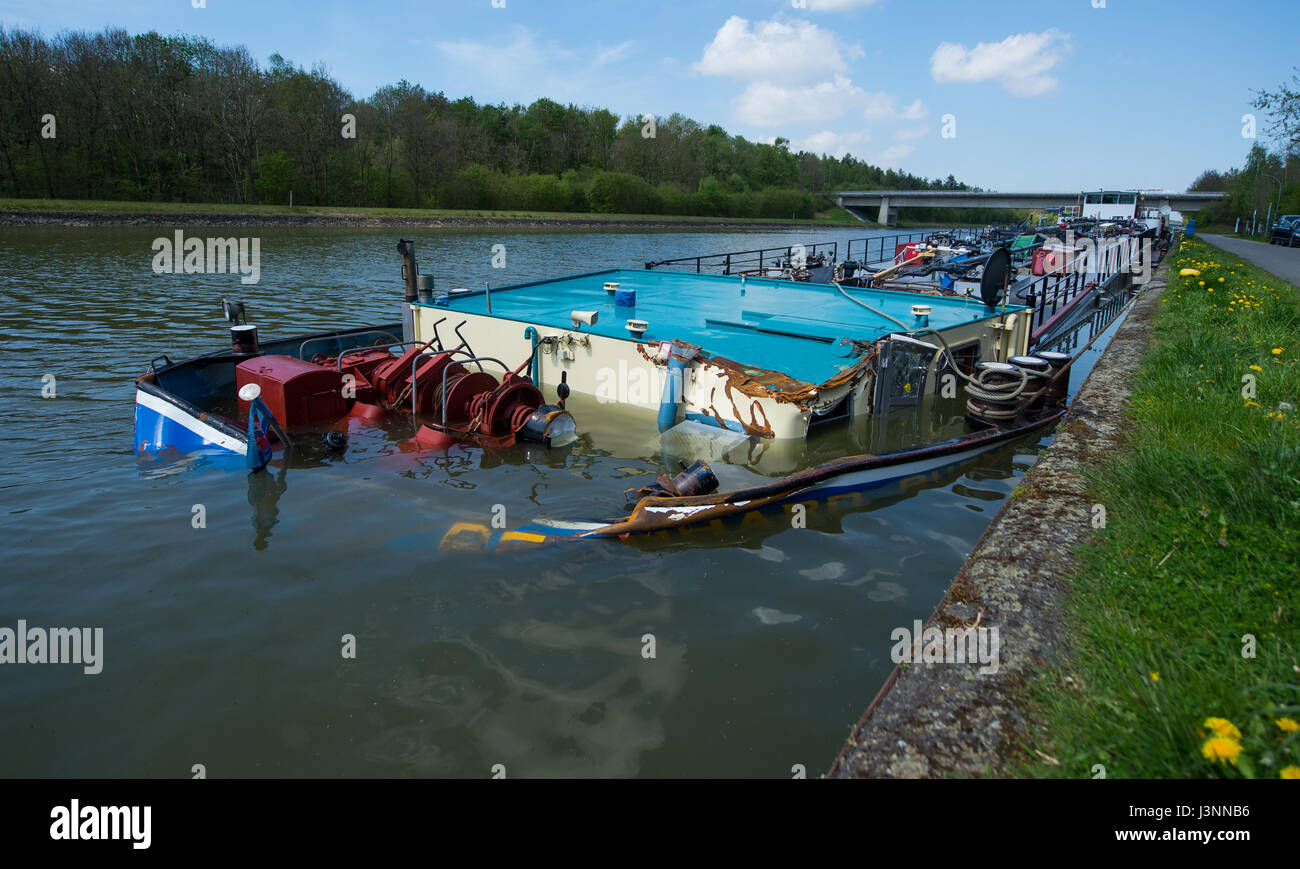Bad Bodenteich, Germany. 7th May, 2017. A tankship fills up with water after a collision with another ship on a side canal of Elbe river in Bad Bodenteich, Germany, 7 May 2017. The two ships crashed into each other head-on. One of the ship sank half-way. Photo: Philipp Schulze/dpa/Alamy Live News Stock Photo
