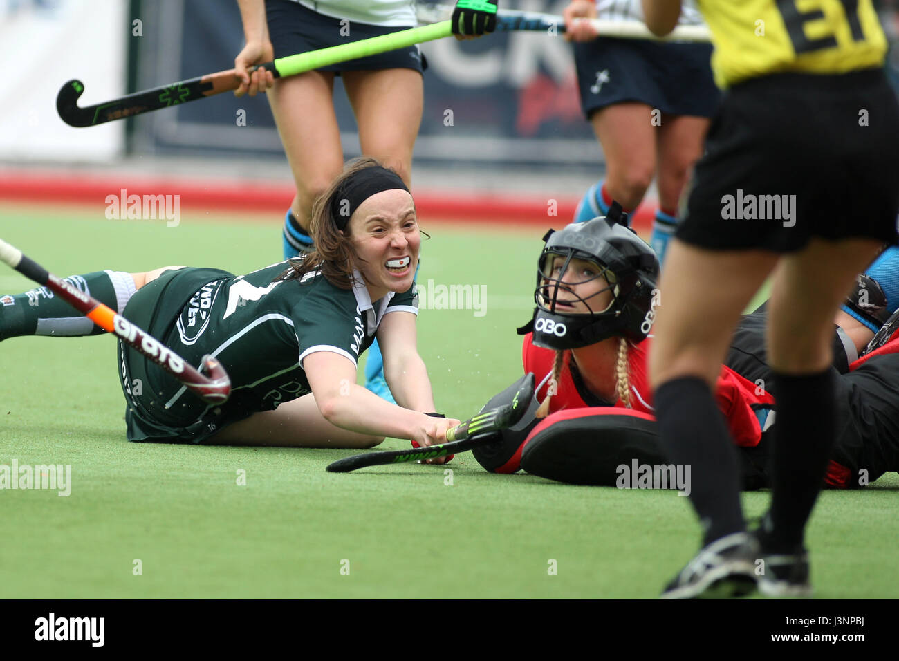 Waterloo, Belgium. 07th May, 2017. Women Hockey Play Off, Waterloo Ducks/Braxgata, M.Simons of Braxgata (right) and Ronquetti of Waterloo in game actions. Credit: Leo Cavallo/Alamy Live News Stock Photo