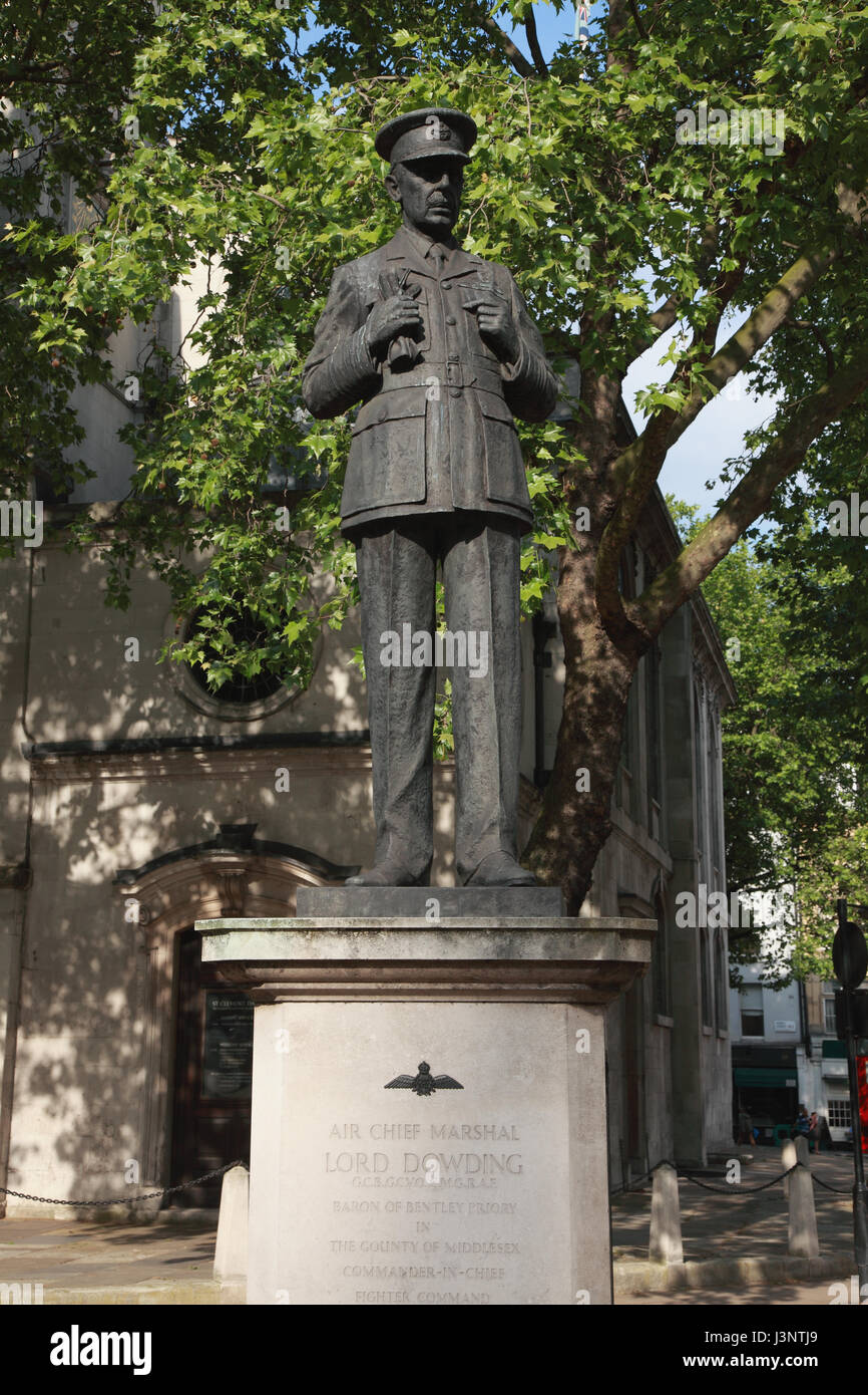 Statue of Air Chief Marshall, Lord Dowding, Commander in Chief of Fighter Command, in front of St. Clement Danes church, London Stock Photo