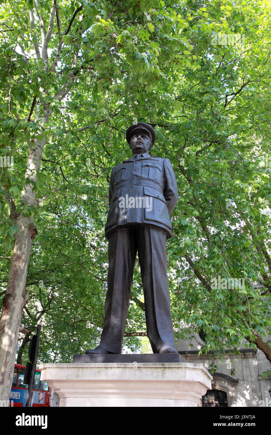 Statue of Sir Arthur Harris, known as “Bomber Harris”, Commander in Chief of Bomber Command, in front of St. Clement Danes church, London Stock Photo