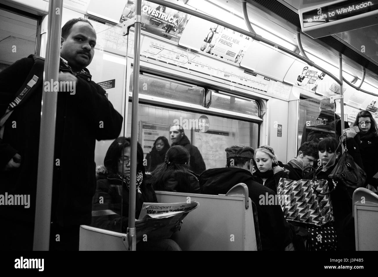 District line carriage hi-res stock photography and images - Alamy