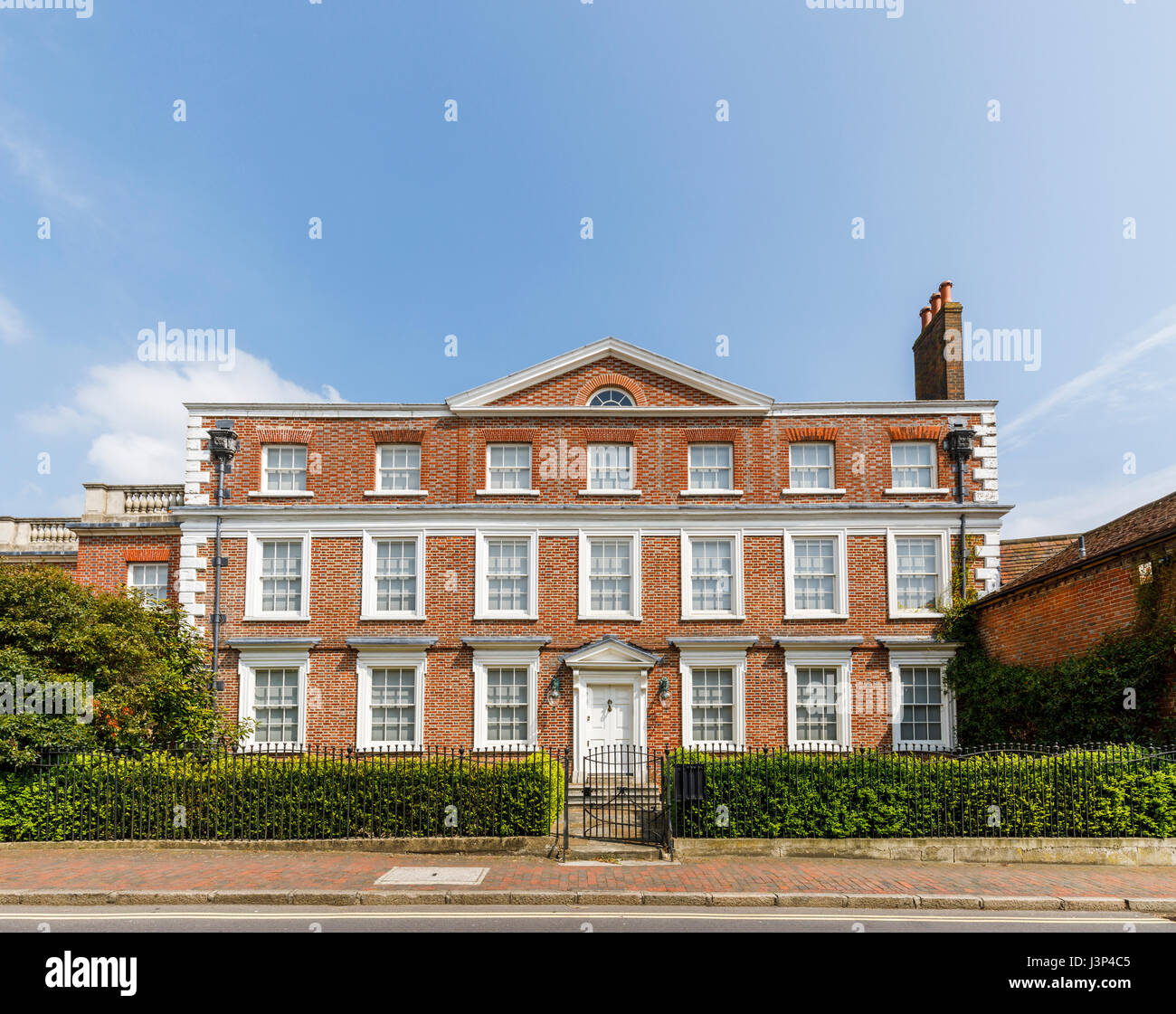 Real estate: Exterior of impressive, large Georgian style town house  property in Petworth, West Sussex, south-east England, UK on a sunny spring  day Stock Photo - Alamy