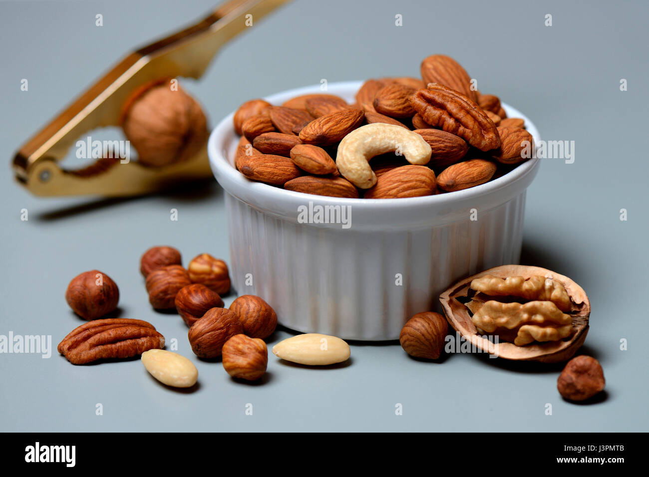 Cashew nuesse hi-res stock photography and images - Alamy